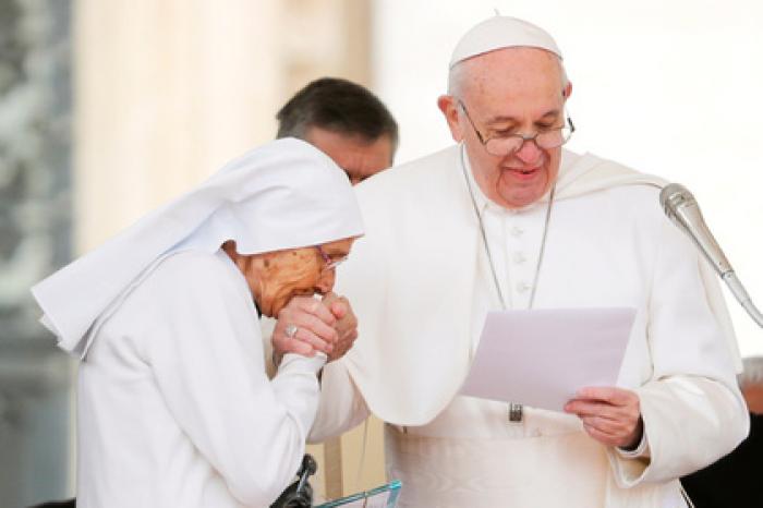 Папа Римский отказал в поцелуе руки и удивил католиков