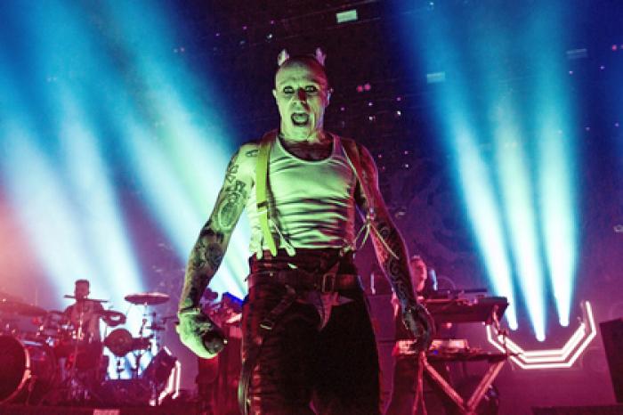 Перед смертью вокалист The Prodigy умолял жену вернуться