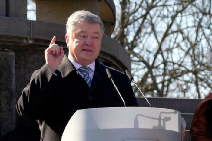 Подвергающийся нападкам радикалов Порошенко нашел новое предвыборное обещание