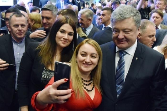 Порошенко ущипнул мужчину за нос и попал на видео