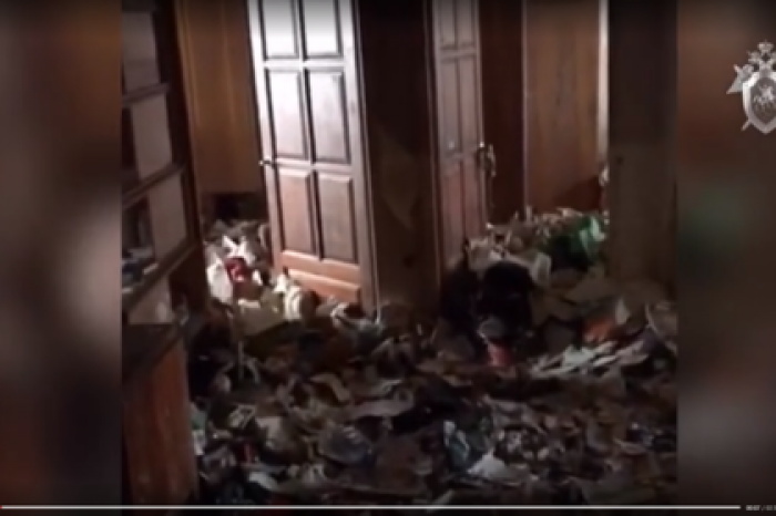 Появилось видео из утопающей в грязи квартиры девочки-маугли