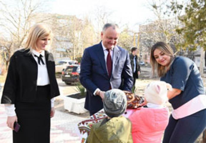 PREŞEDINTELE IGOR DODON A DECIS SĂ CUMPERE CU SPRIJINUL UNEI FUNDAŢII DE BINEFACERE 50 TONE DE STRUGURI ŞI SĂ-I DISTRIBUIE GRĂDINIŢELOR