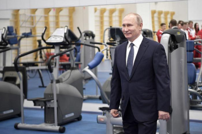 Путин отодвинул сотрудника службы безопасности