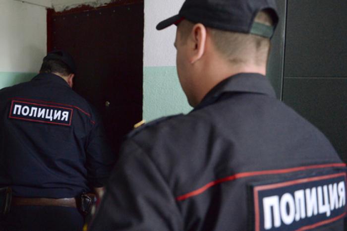 Пятилетняя девочка всю ночь плакала одна в квартире и дождалась полицейских