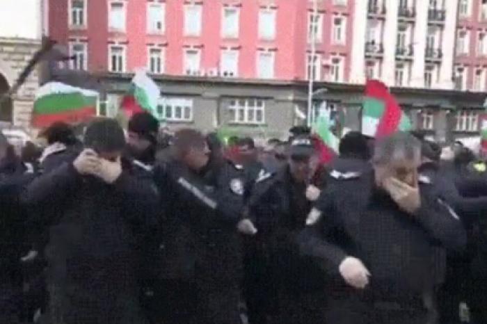 Пытавшиеся утихомирить протестующих полицейские применили против себя газ