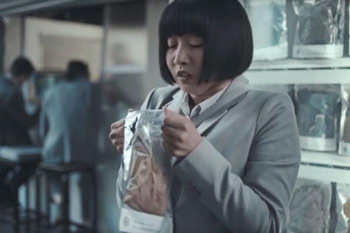 Реклама с нюхающей футболку мужчины азиаткой разгневала женщин
