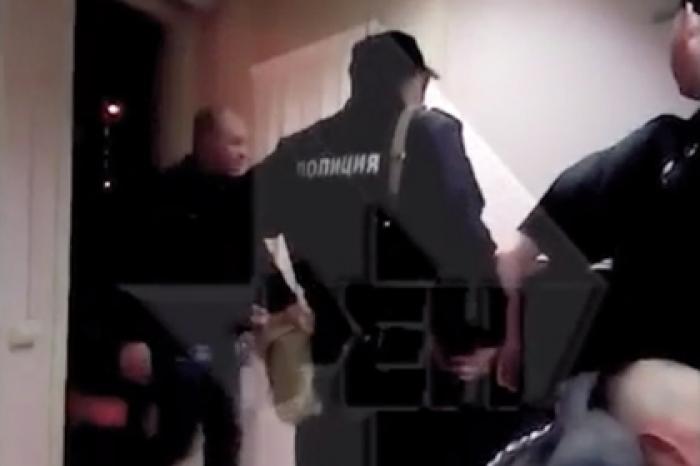 Российские полицейские жестоко избили задержанных и попали на видео