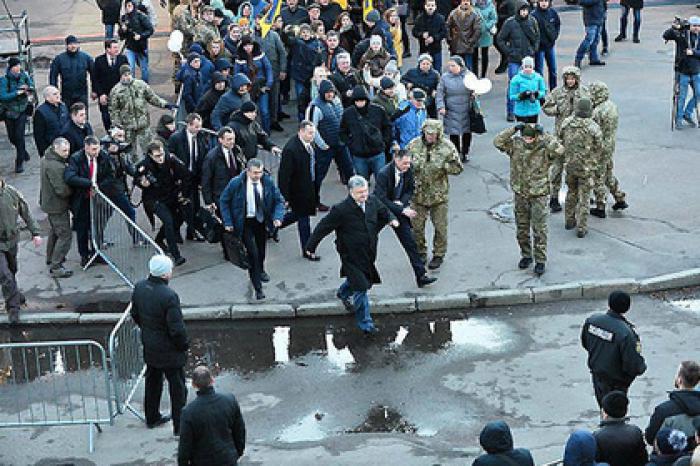 Российские СМИ соврали про бегство Порошенко от националистов