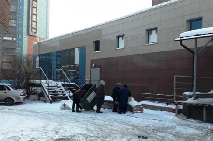 Российским магазинам с пенсионерами у мусорных баков пригрозили наказанием
