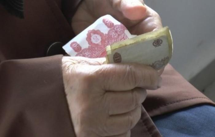 С апреля пенсии повысят на 5,3%: президент подписал закон