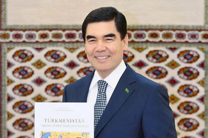 Школьников Туркмении обязали купить книги президента за свой счет