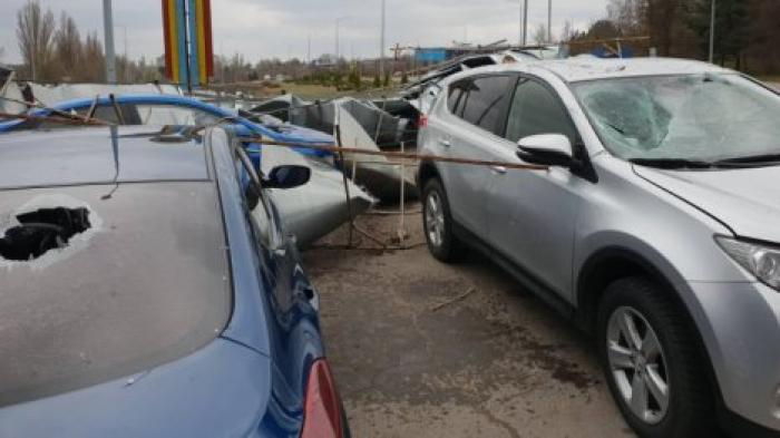 Сильный ветер снес крышу с автозаправки вблизи аэропорта: повреждены несколько машин