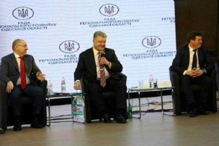 Содержимое пятилитровой бутыли у ног Порошенко заинтересовало пользователей сети