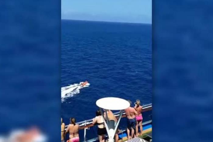 Спасение пассажиров после падения самолета в море попало на видео