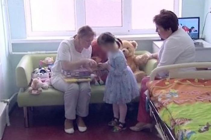 Спасенную из гор хлама девочку-маугли сняли на видео
