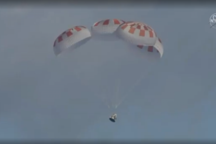 Спуск космического корабля Crew Dragon в океан попал на видео