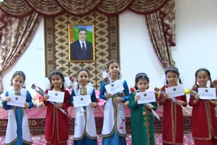 Туркменским девочкам к 8 Марта вручили пустые конверты от президента