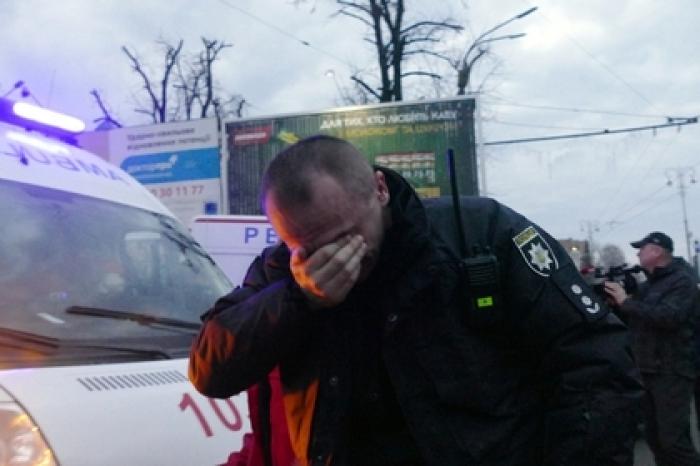 Украинские радикалы избили десятки охранявших Порошенко полицейских