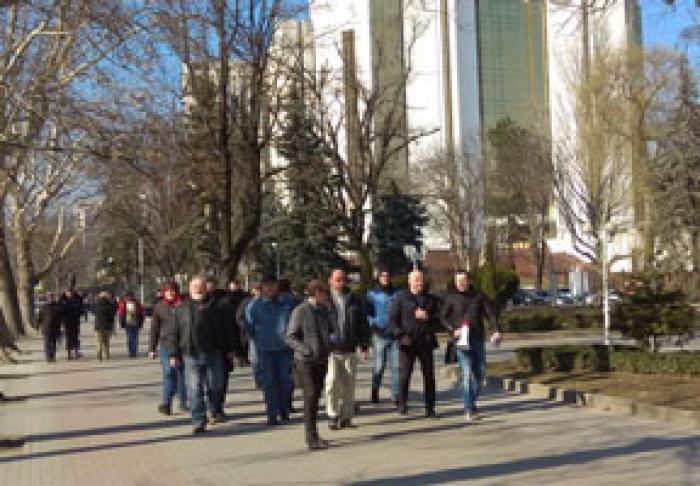 UN GRUP DE PROTESTATARI AU ÎNDEMNAT PARTIDELE DE OPOZIŢIE „SĂ DEMONTEZE REGIMUL OLIGARHIC AL LUI PLAHOTNIUC”