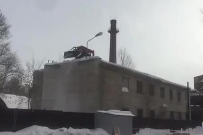 В Казани снег на крыше дома убрали с помощью трактора