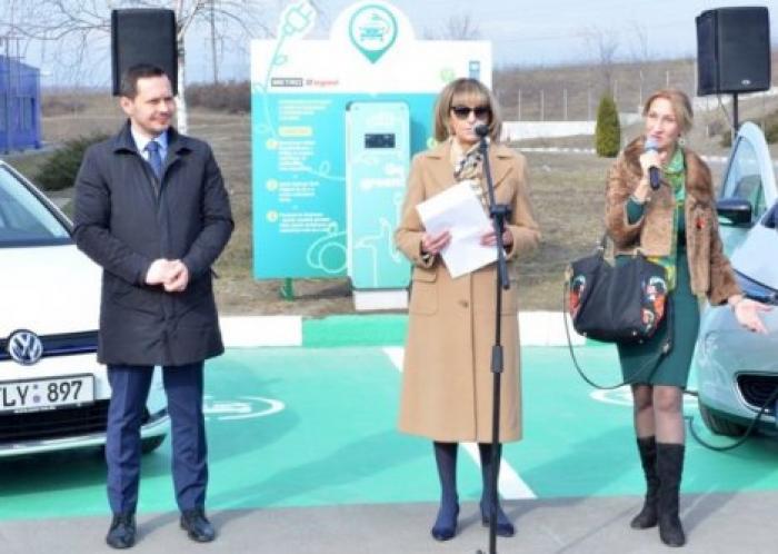 В Кишиневе открылась зарядная станция для электромобилей