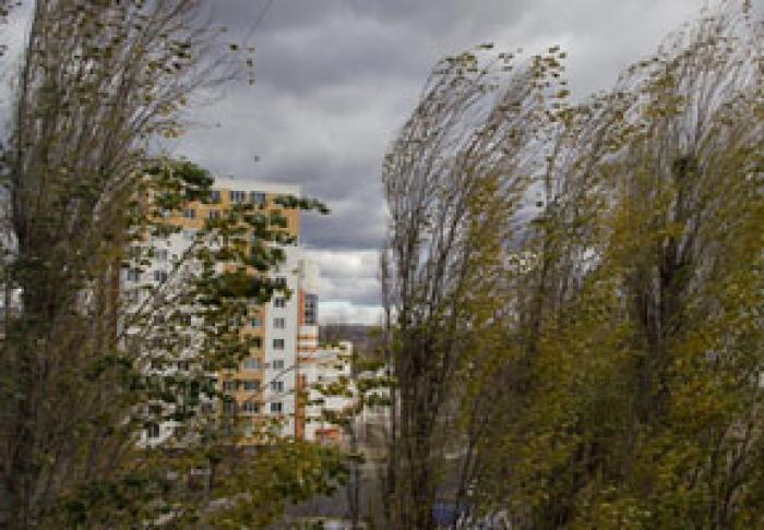 VÂNTUL PUTERNIC A LĂSAT FĂRĂ CURENT ELECTRIC 23 DE LOCALITĂŢI DIN MOLDOVA