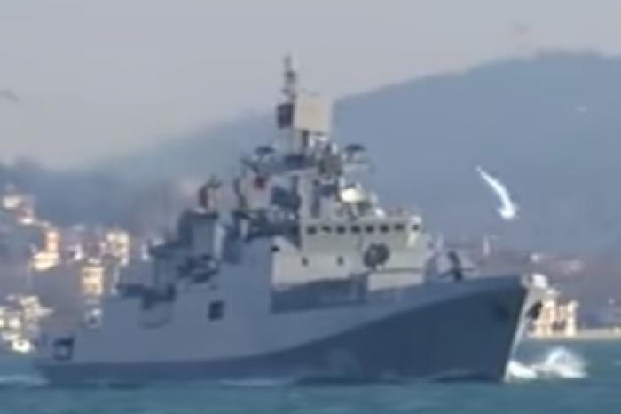 Встреча российского фрегата и американского эсминца попала на видео