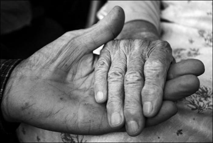 Жили по соседству. Спустя 40 лет брат случайно нашёл сестру в доме престарелых