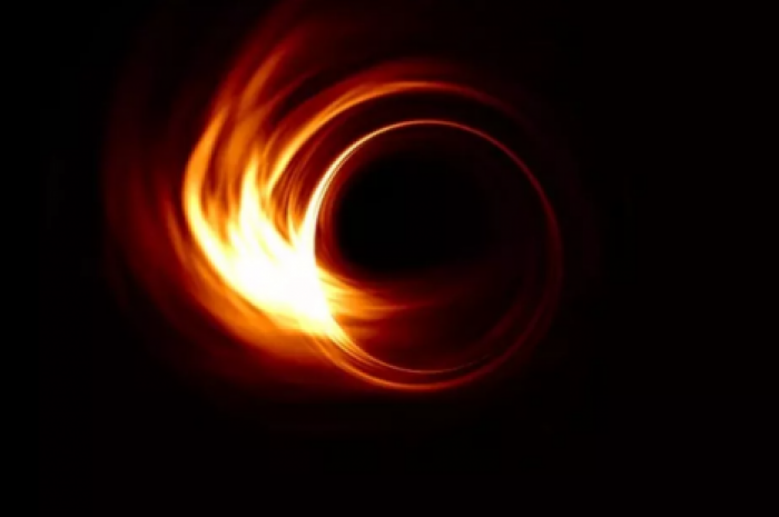 Астрофизики впервые показали снимки чёрной дыры