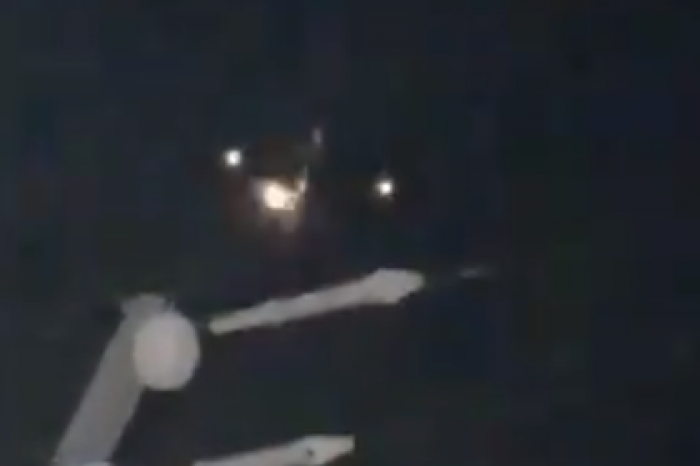 Аварийная посадка «Боинга» с горящим двигателем попала на видео