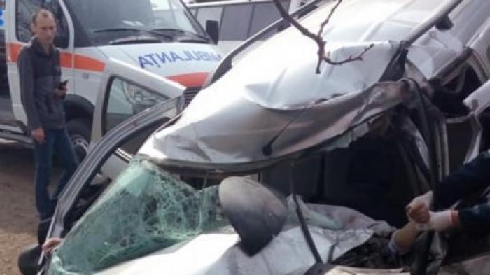 Автомобиль столкнулся с рейсовым автобусом вблизи Цынцарен: есть жертвы