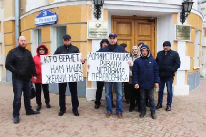 Чиновники ответили на доставку гроба с россиянкой к зданию мэрии