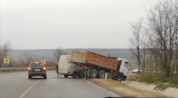 ДТП в столице: грузовик и микроавтобус съехали в кювет