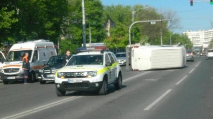 ДТП в столице: микроавтобус на полном ходу врезался в легковушку и перевернулся