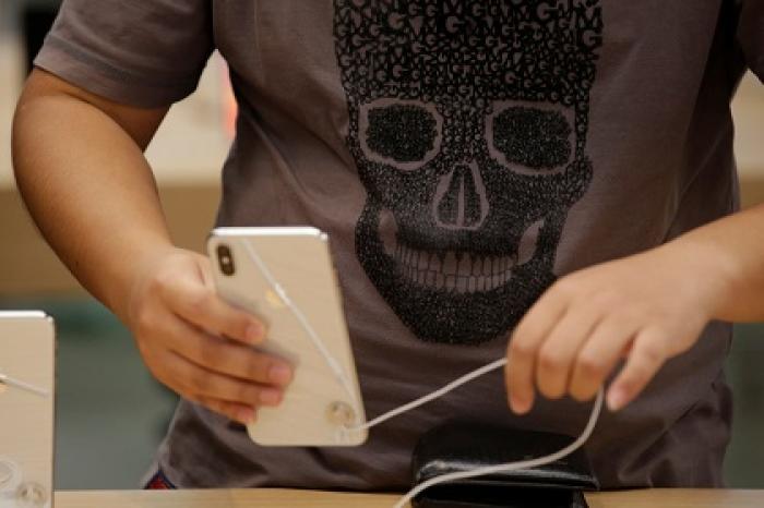 Два студента обманули Apple на 900 тысяч долларов