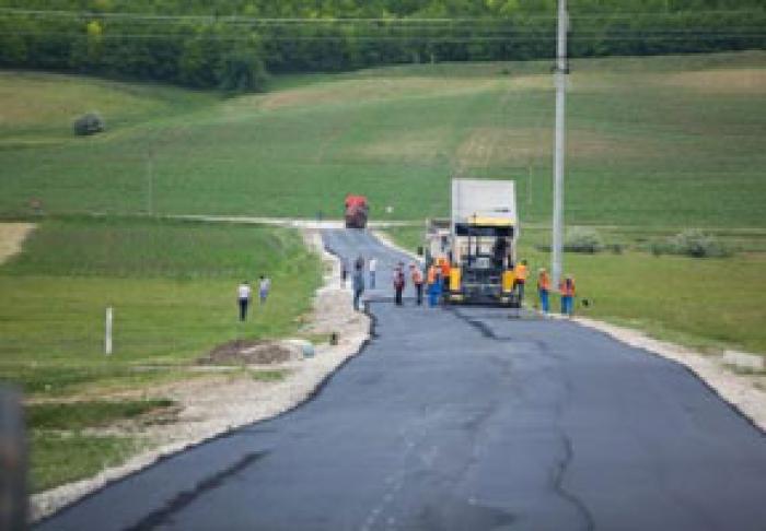 GUVERNUL A DISTRIBUIT BANII PENTRU „DRUMURI BUNE PENTRU MOLDOVA 2”