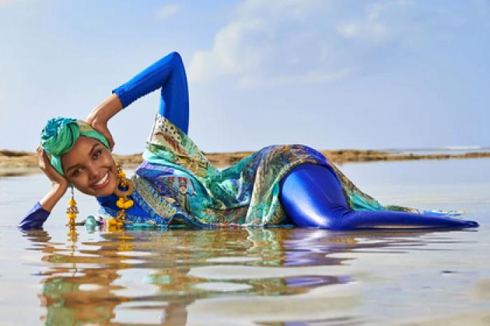 Легендарный журнал устроил пляжную фотосессию в мусульманском купальнике