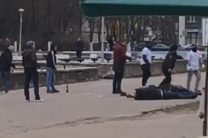 Массовая драка российских футбольных фанатов попала на видео