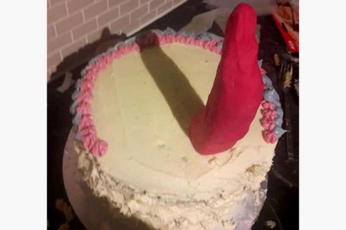 Мать случайно испекла для дочери непристойный торт и смутила подруг