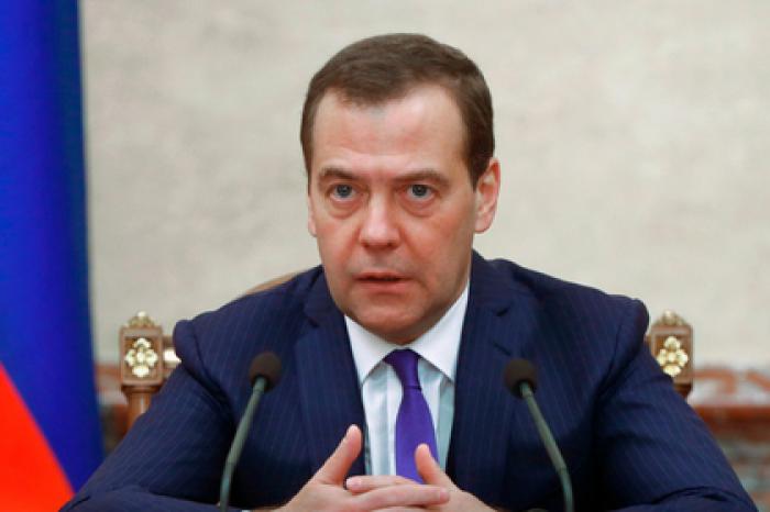 Медведев заверил в стабильности цен на бензин