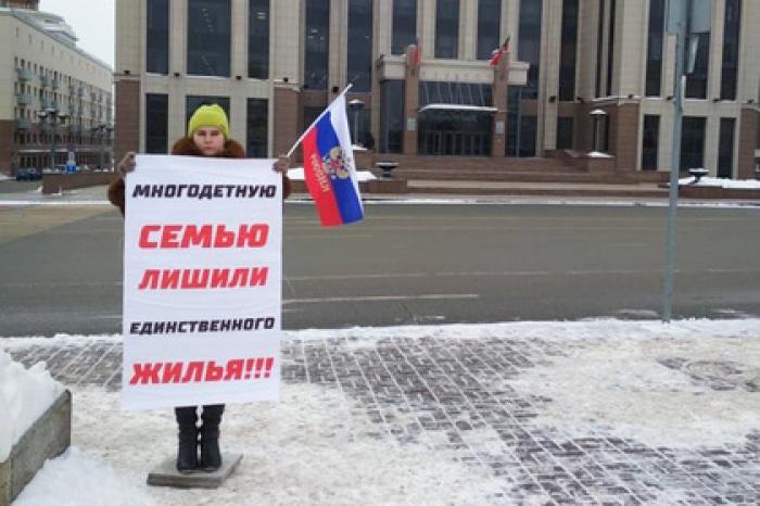 Многодетную мать-одиночку выселили с детьми в никуда