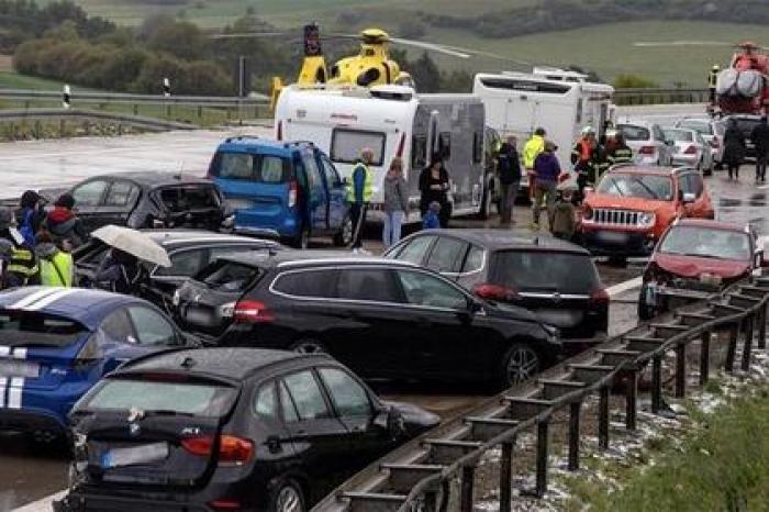 На трассе в Германии столкнулись более 50 машин