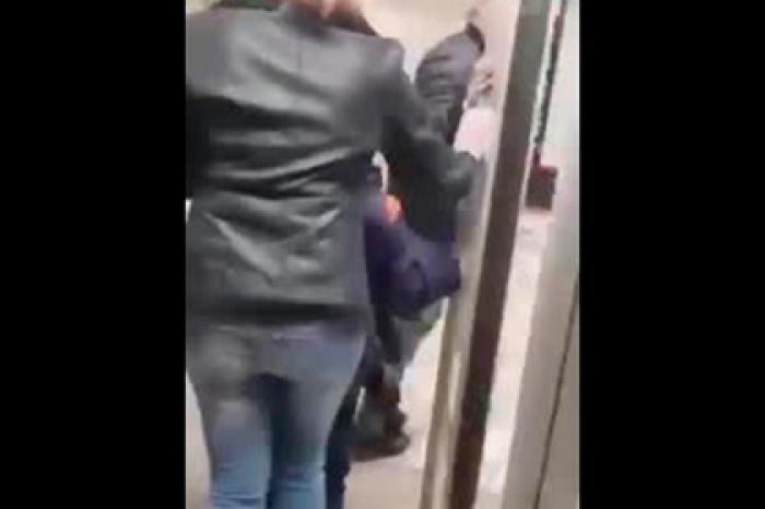 Нацепившая поводок на ребенка россиянка попала на видео