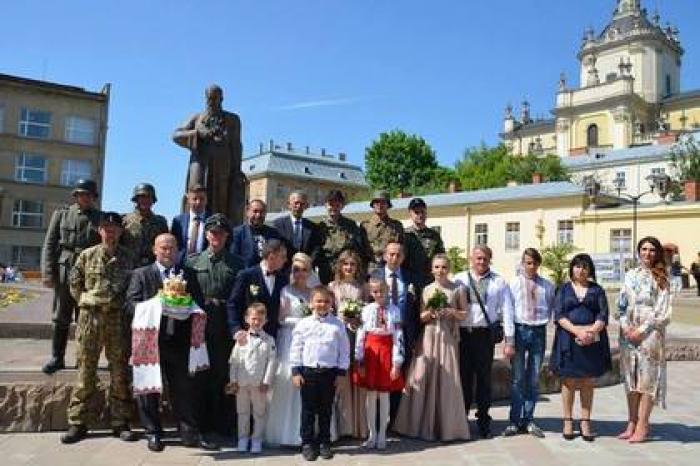 На Украина гости пришли на свадьбу в нацистской форме