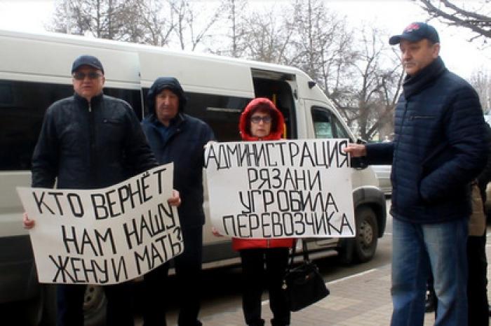 Обвиненным в смерти россиянки чиновникам привезли гроб с ее телом