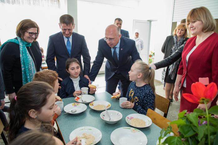 Pavel Filip, despre noul model de alimentație în instituțiile educaționale din Strășeni: Sunt sigur că proiectul va fi de succes și va fi extins la nivelul întregii țări