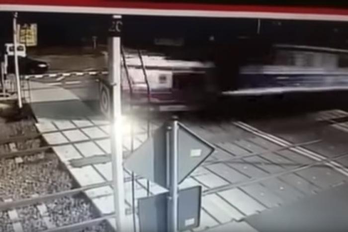 Поезд на полном ходу протаранил машину скорой помощи в Польше