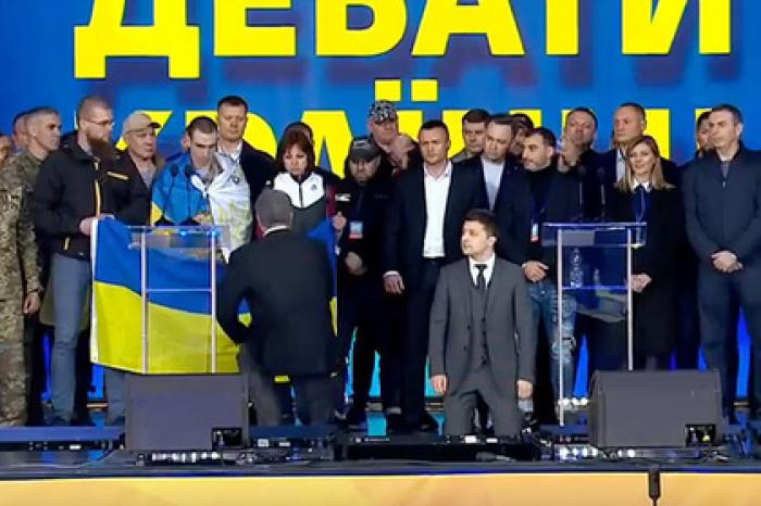 Порошенко и Зеленский встали на колени