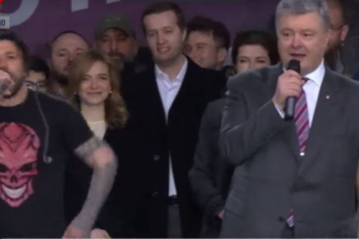 Порошенко спел для Зеленского