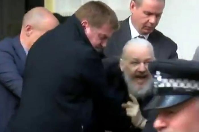 Появилось видео задержания Ассанжа